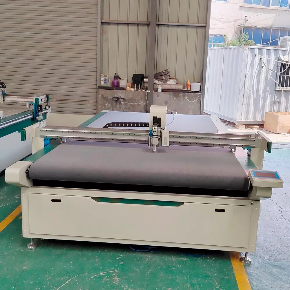 Automatic feeding vibrating knife cutting machine for cloth