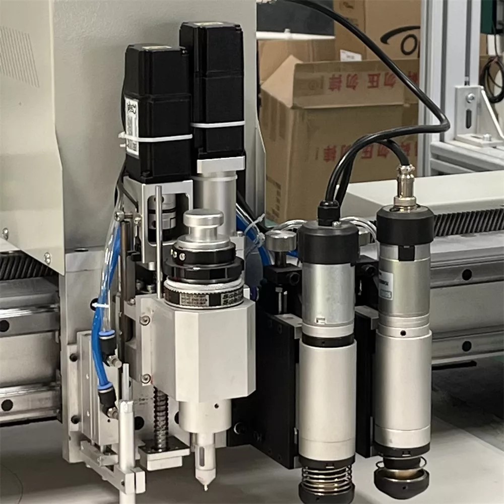 Automatic feeding vibrating knife cutting machine for cloth