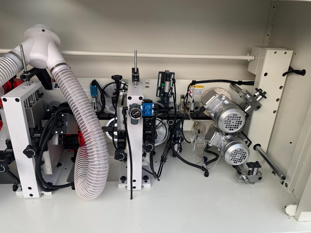 Cut off the excess sealing strip before and after the sealing edge, so that the sealing strip is flush with the end face of the plate